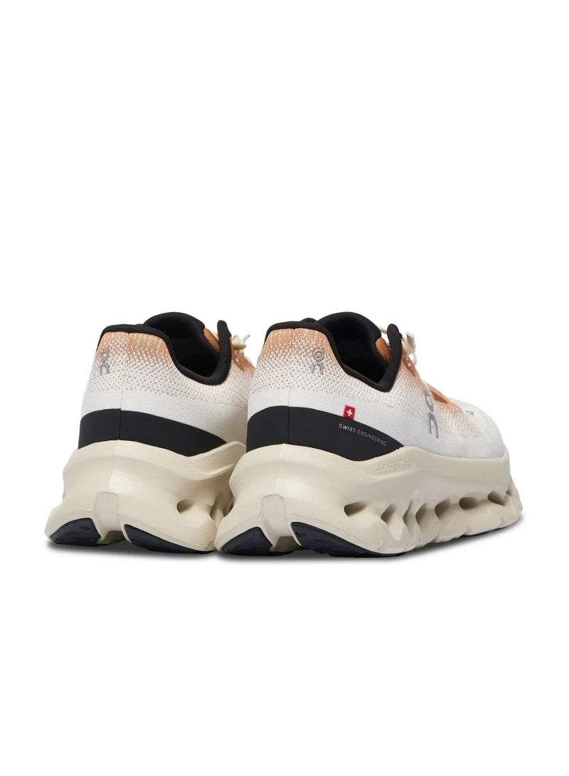 أون "كلاود تيلت" – سنيكرز للأداء العصري بهندسة سويسرية وراحة فائقة طوال اليوم - Image 4